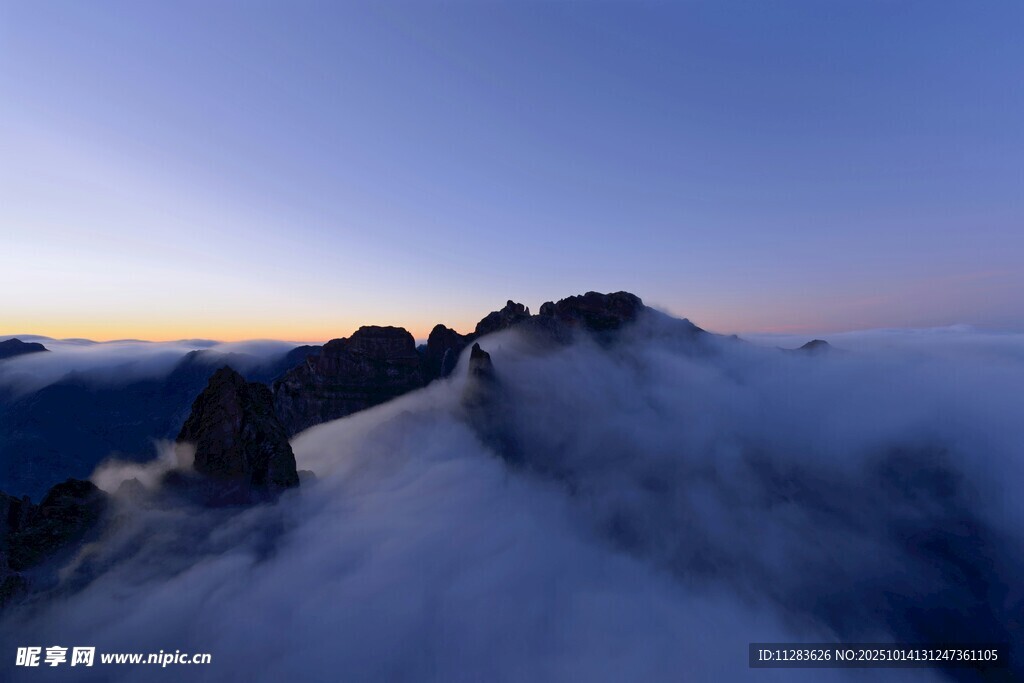 云海中的壮丽山景