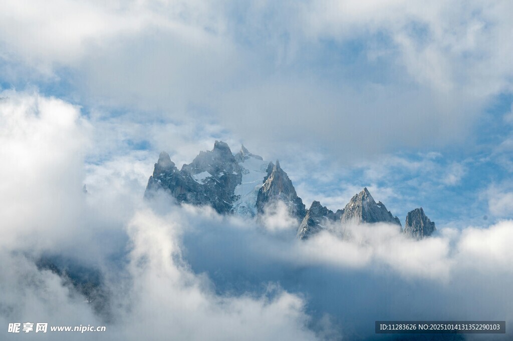 云雾缭绕中的巍峨山峰