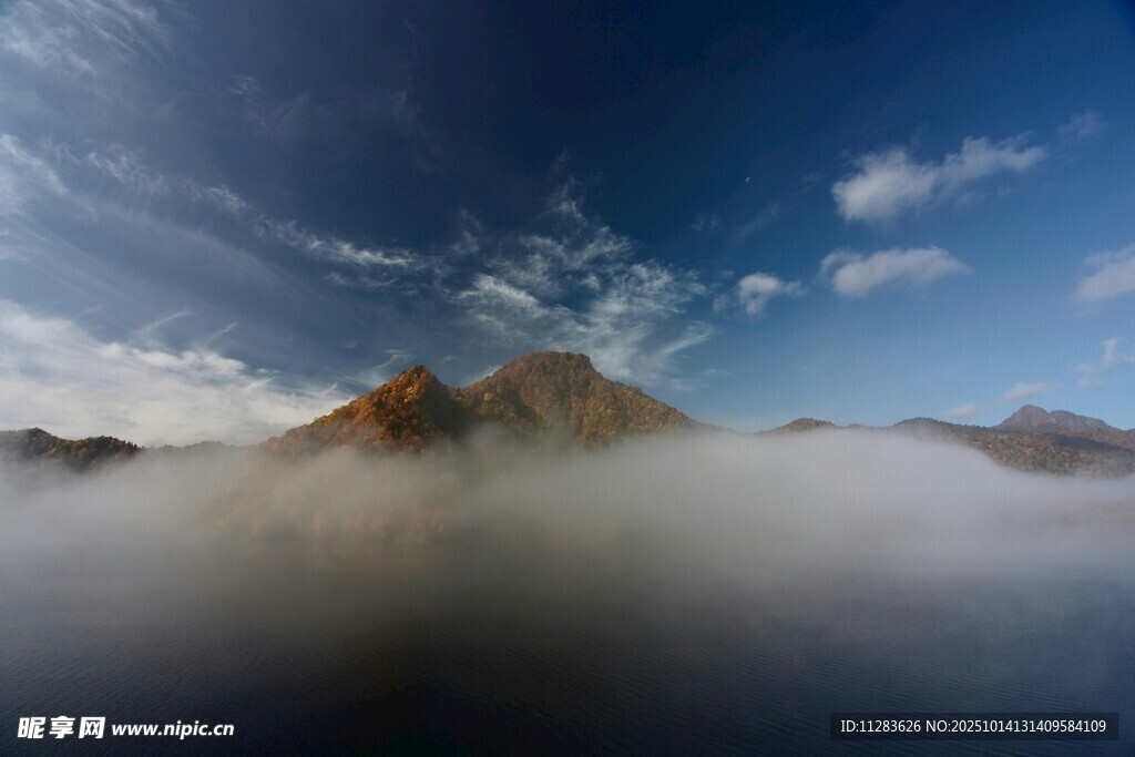 云海中的壮丽山峦