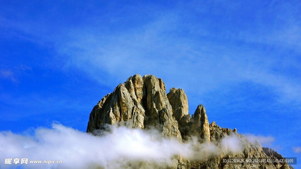 云雾缭绕的巍峨山峰