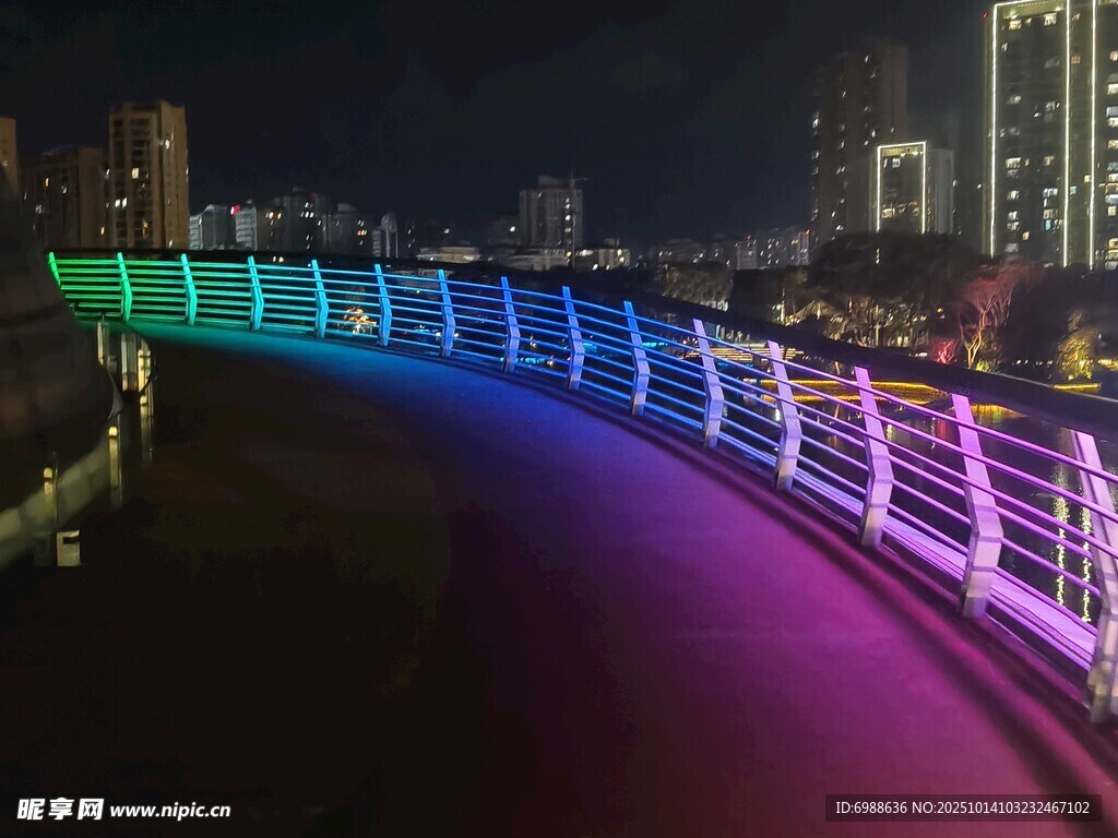 夜晚绚丽灯光装饰的桥梁