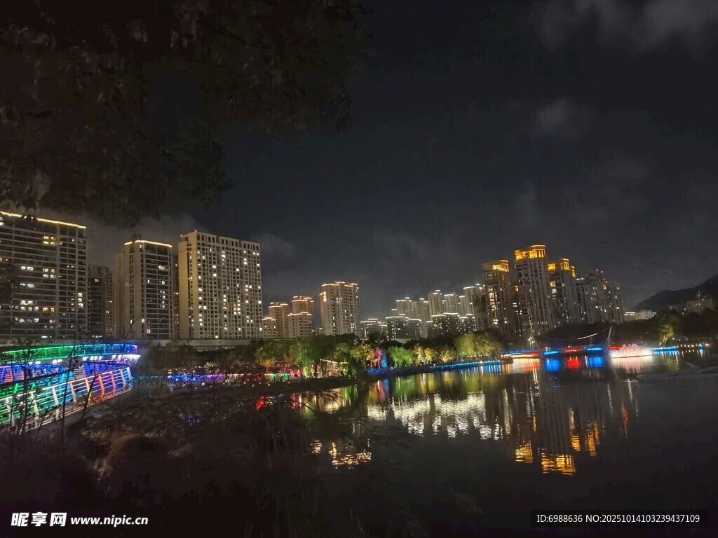 城市夜景湖畔璀璨灯光倒影