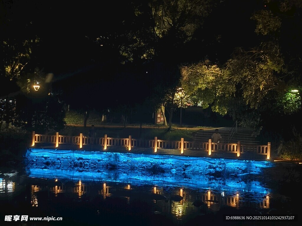 夜晚蓝桥美景倒映水中