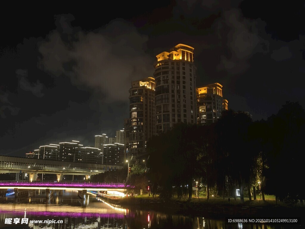 城市璀璨夜景河畔风光
