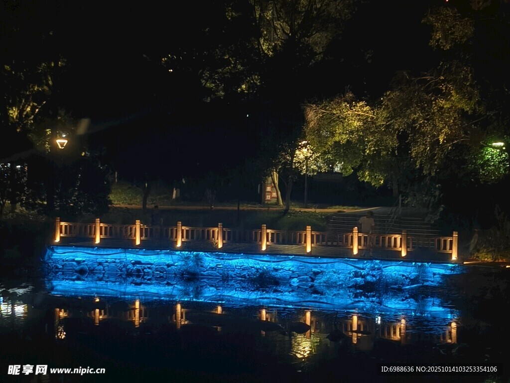 夜间湖畔璀璨灯光景观