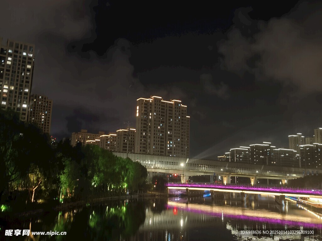 城市夜景中的绚烂桥梁