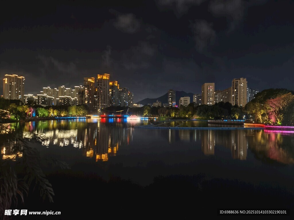 城市夜景湖面倒影美景