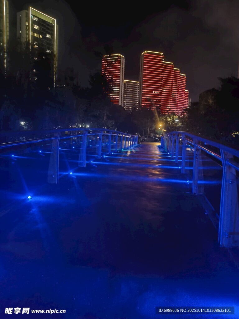 夜晚河畔蓝色灯光景观桥