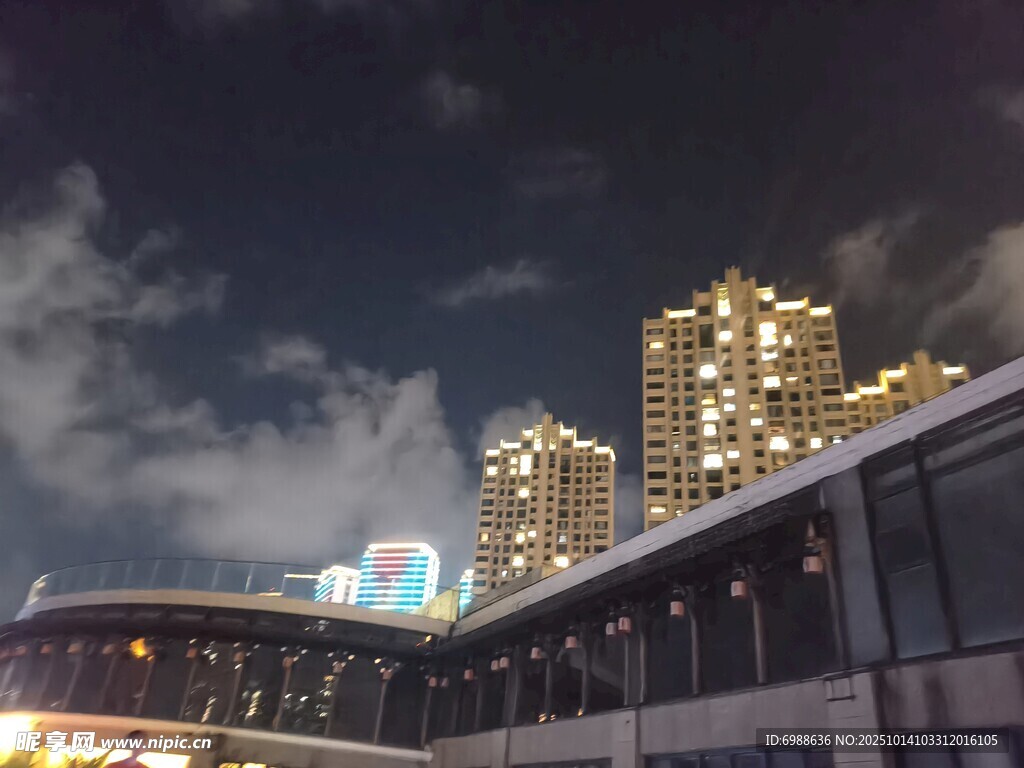 城市夜景中的高楼与建筑