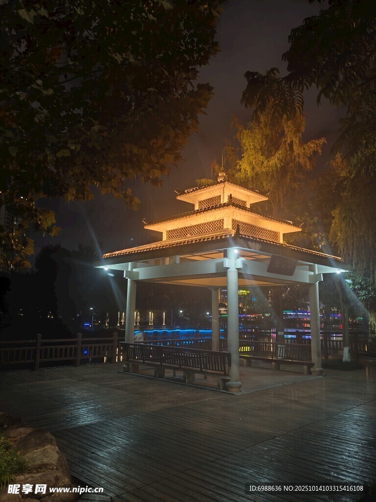 夜晚中式凉亭美景