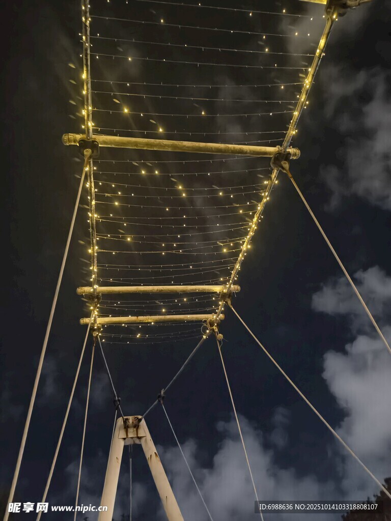 仰视璀璨桥梁夜景