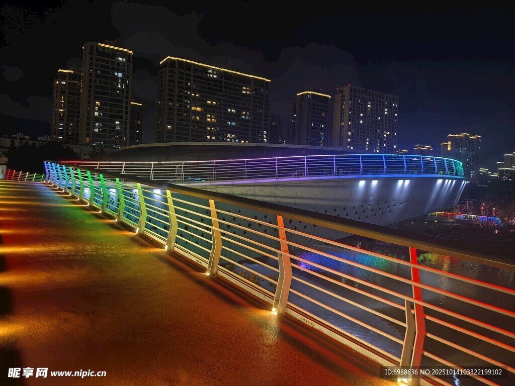 夜晚河畔彩色灯光护栏美景