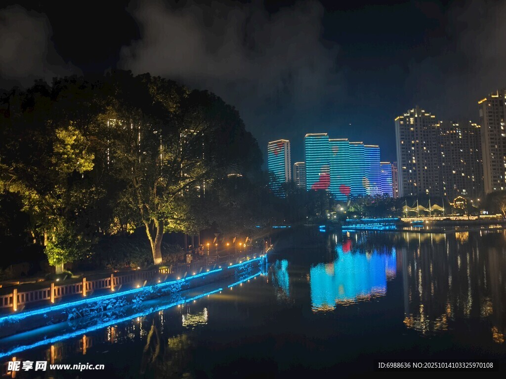 河畔夜景璀璨灯光映水面