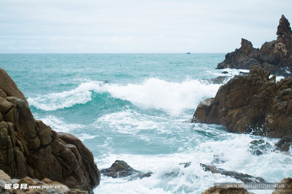 海浪拍击嶙峋礁石