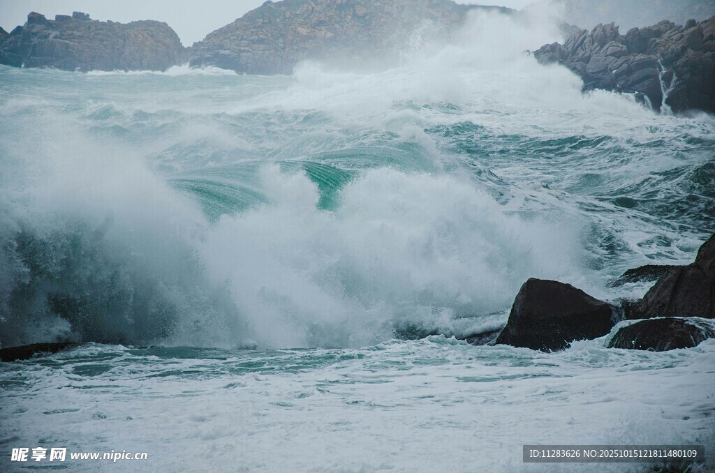 汹涌海浪拍击岸边礁石