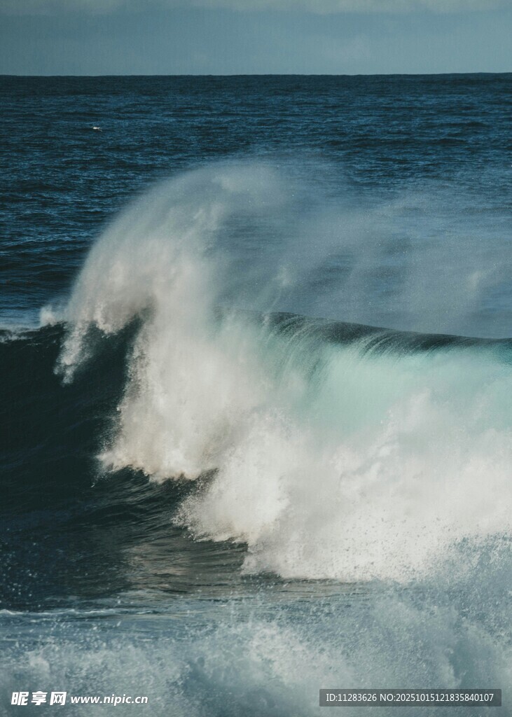 海浪翻涌的壮阔海洋景象