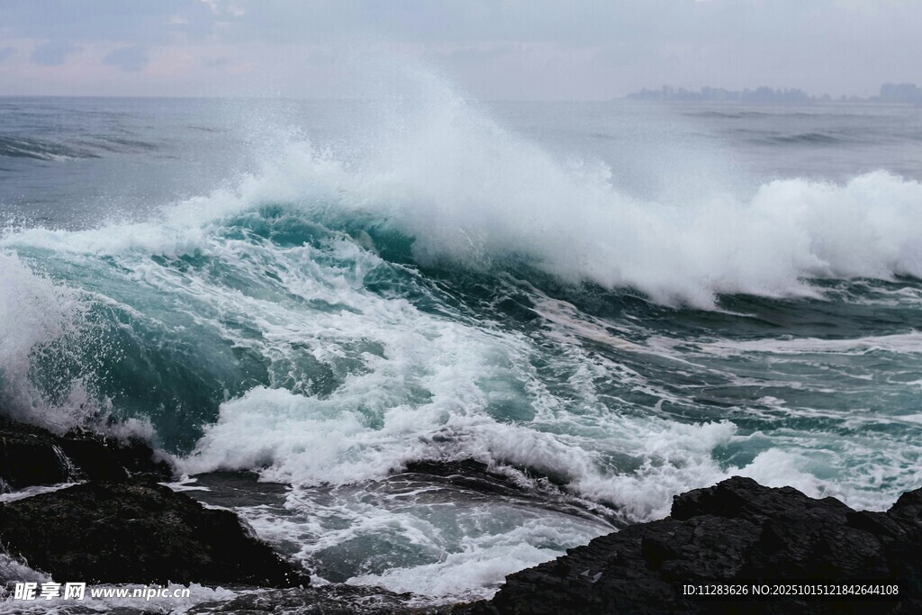 汹涌澎湃的大海波浪