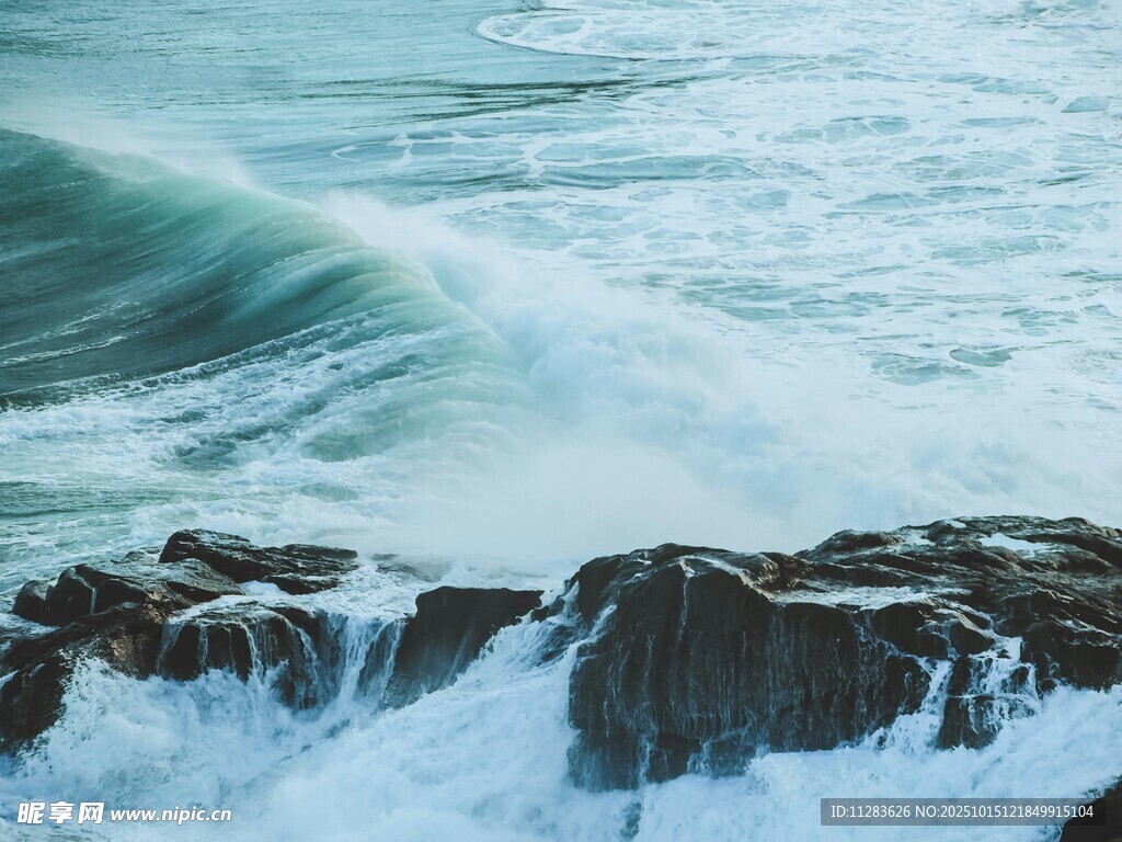 海浪拍击礁石的壮观景象