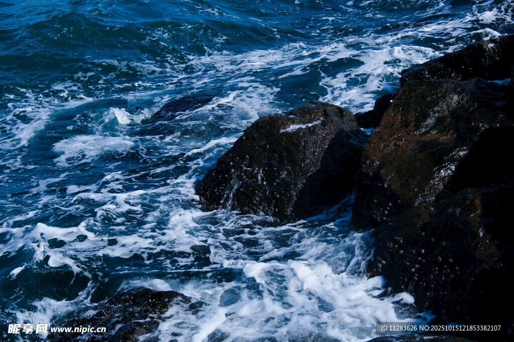 海浪拍击岩石的壮观景象