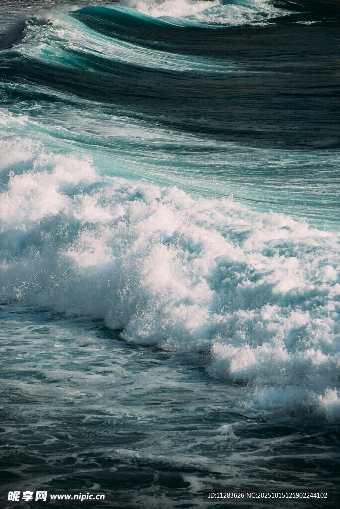海浪翻涌的壮阔海景