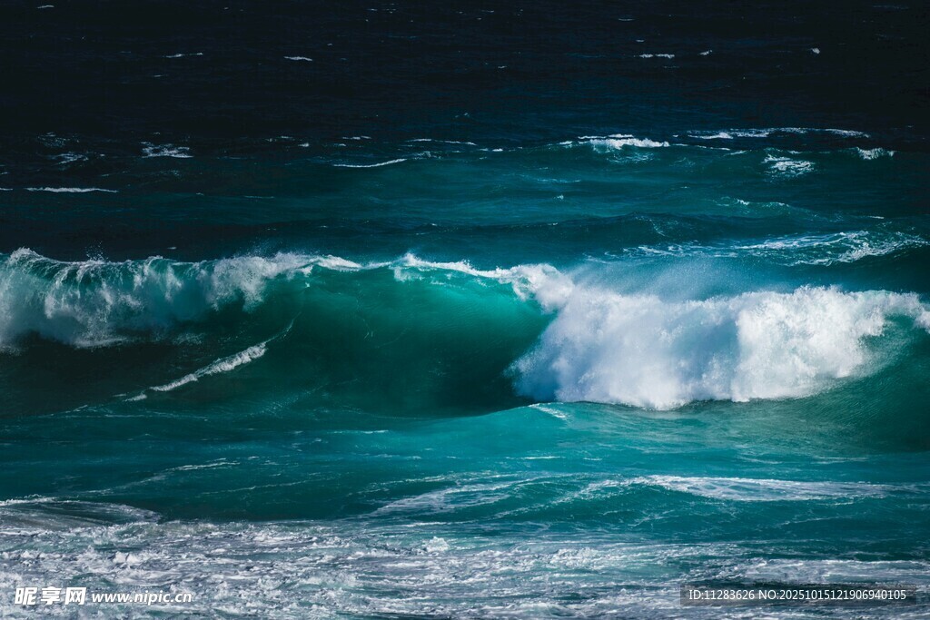 翻滚的蓝色海浪