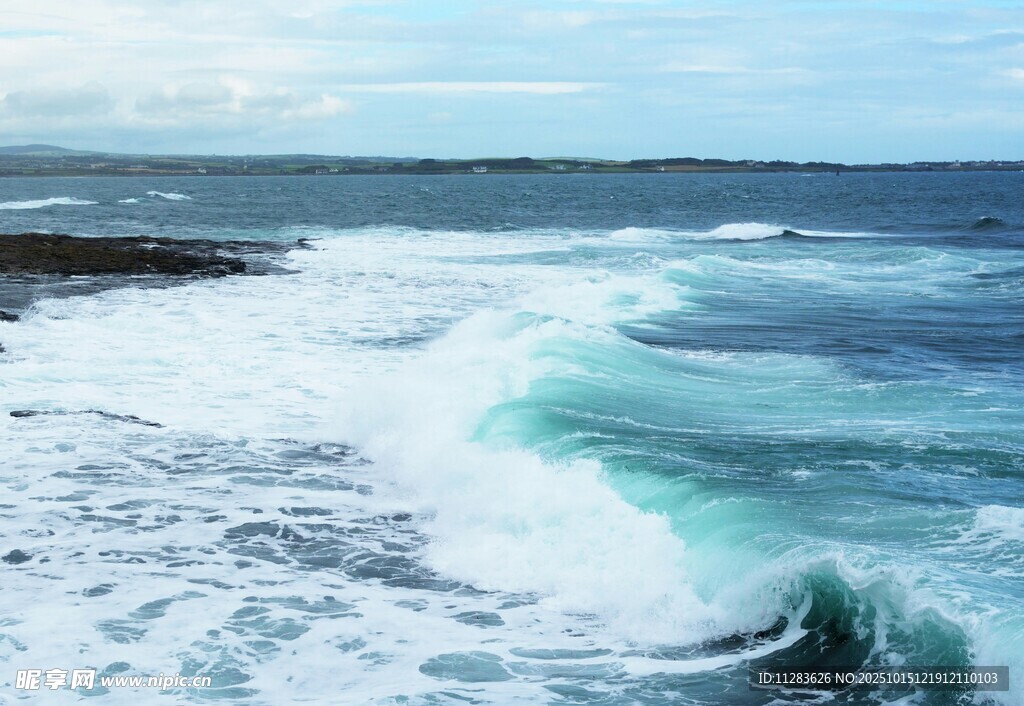 海浪拍打岸边的壮阔景象