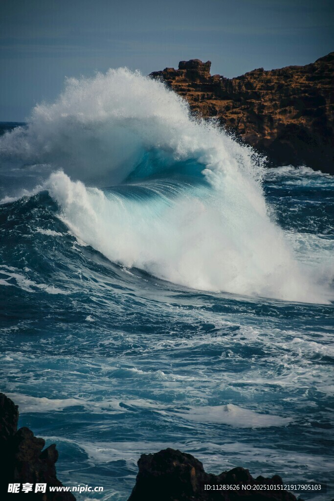 汹涌海浪拍击岸边岩石