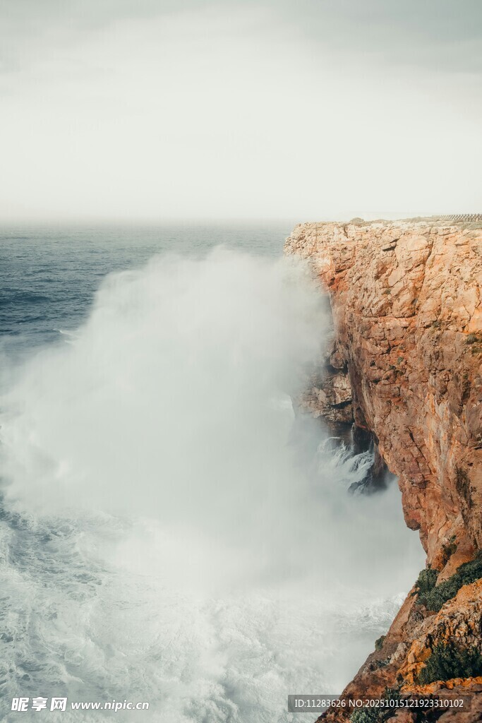 海浪拍打悬崖壮观景象