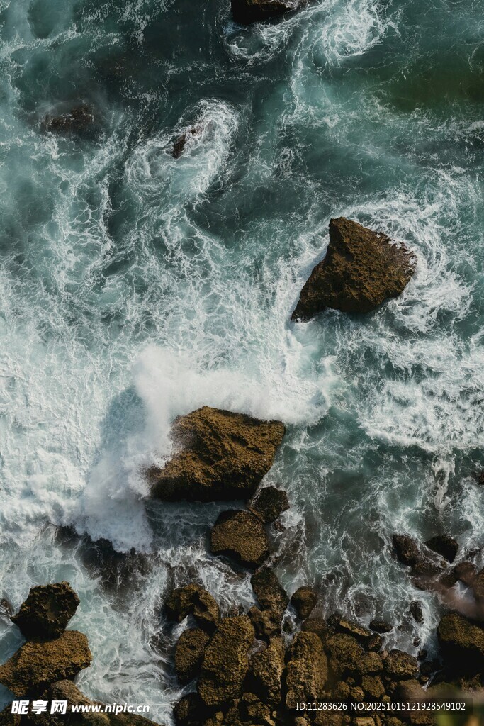 海浪拍击礁石的壮观景象
