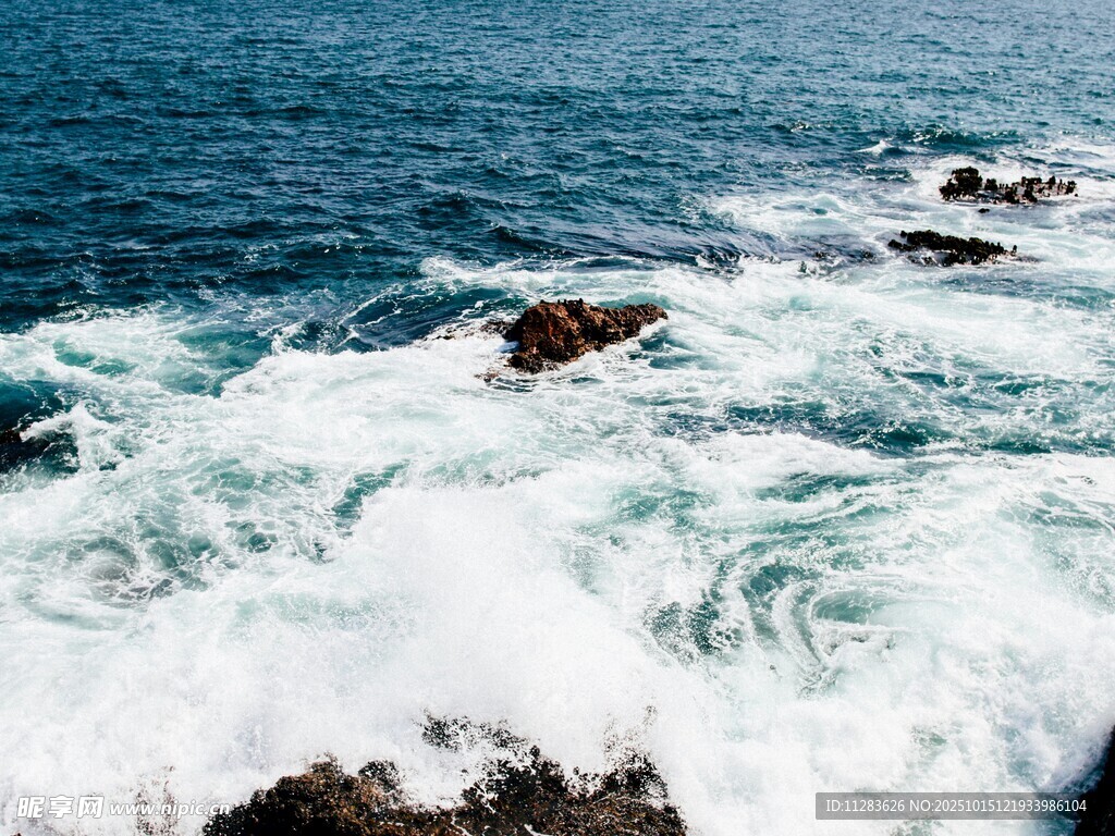 海浪拍击礁石的壮阔景象