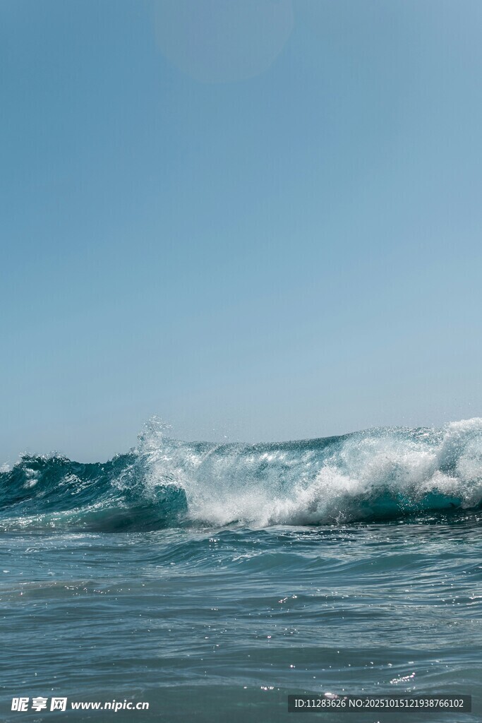 海浪翻涌的蔚蓝海洋