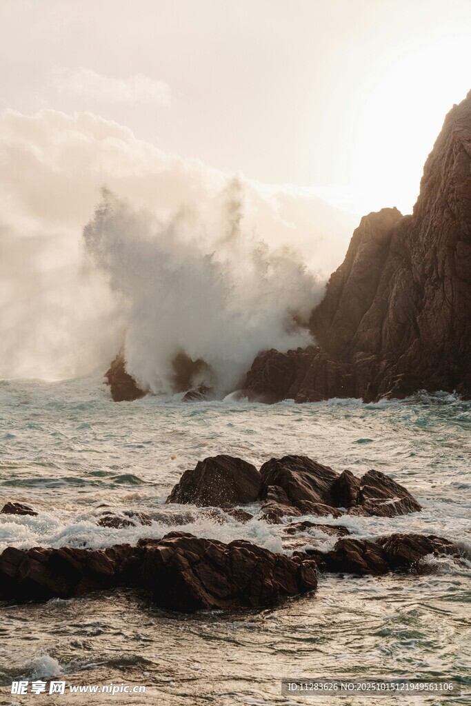 海浪拍击礁石的壮丽景象