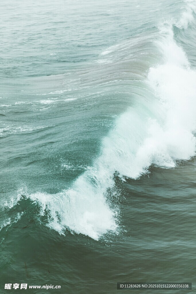 海浪翻涌的壮阔瞬间