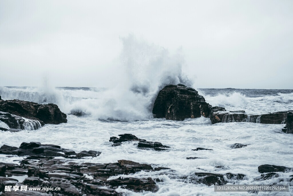 海浪拍击礁石的壮观景象
