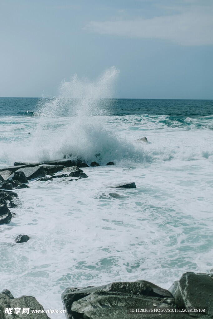 海浪拍击岸边岩石
