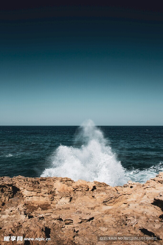 海浪拍击岸边岩石