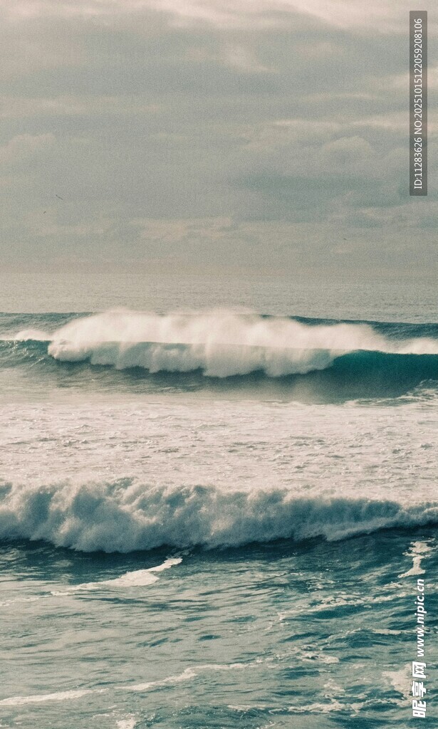 海浪翻涌的海边景致