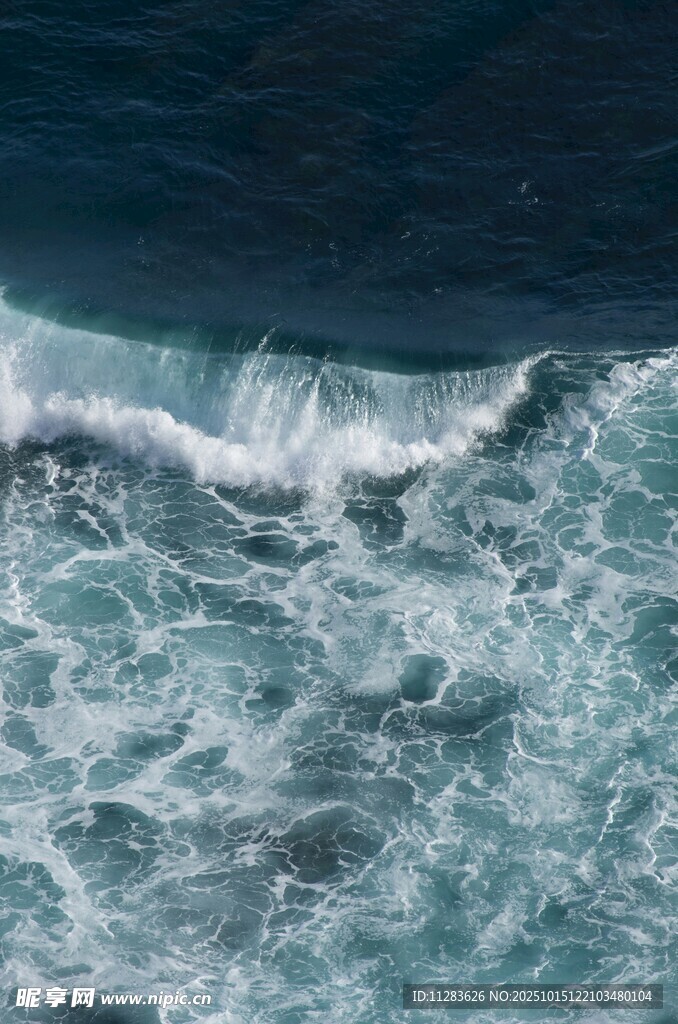 海浪翻涌的壮阔海洋景象
