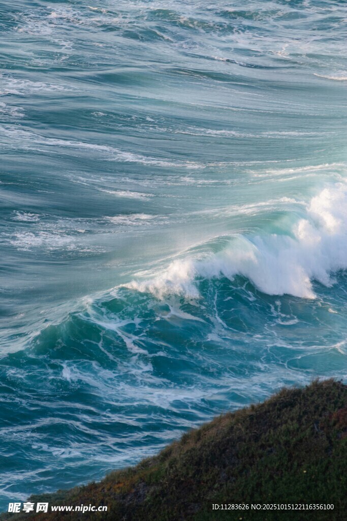 海浪拍岸的壮阔海景
