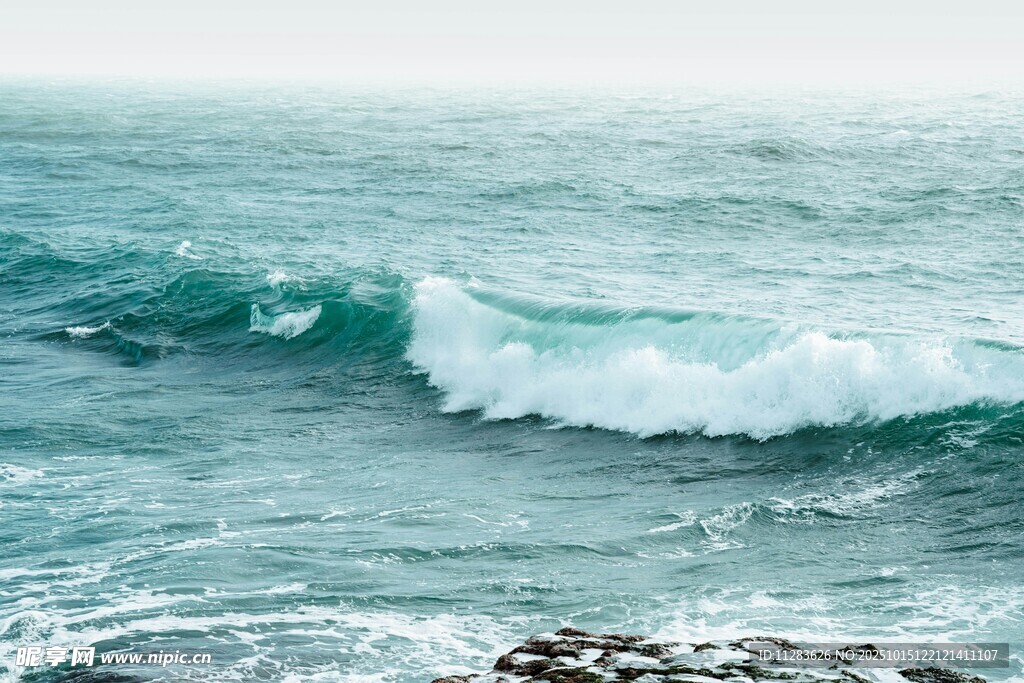 海浪拍岸的壮阔海景