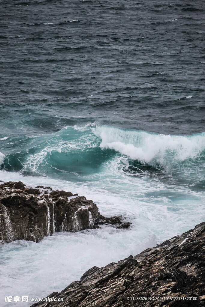 海边礁石旁的翻涌海浪