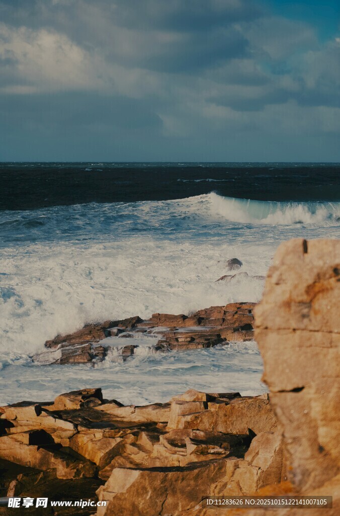 海边礁石与翻涌海浪