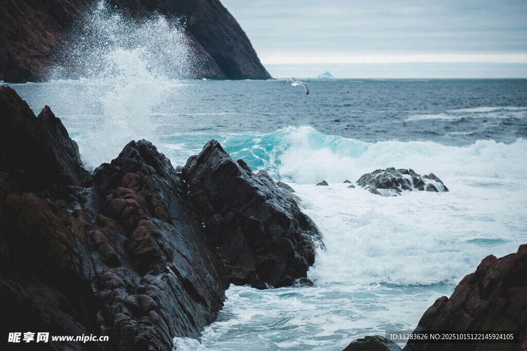 海浪拍击岸边嶙峋岩石