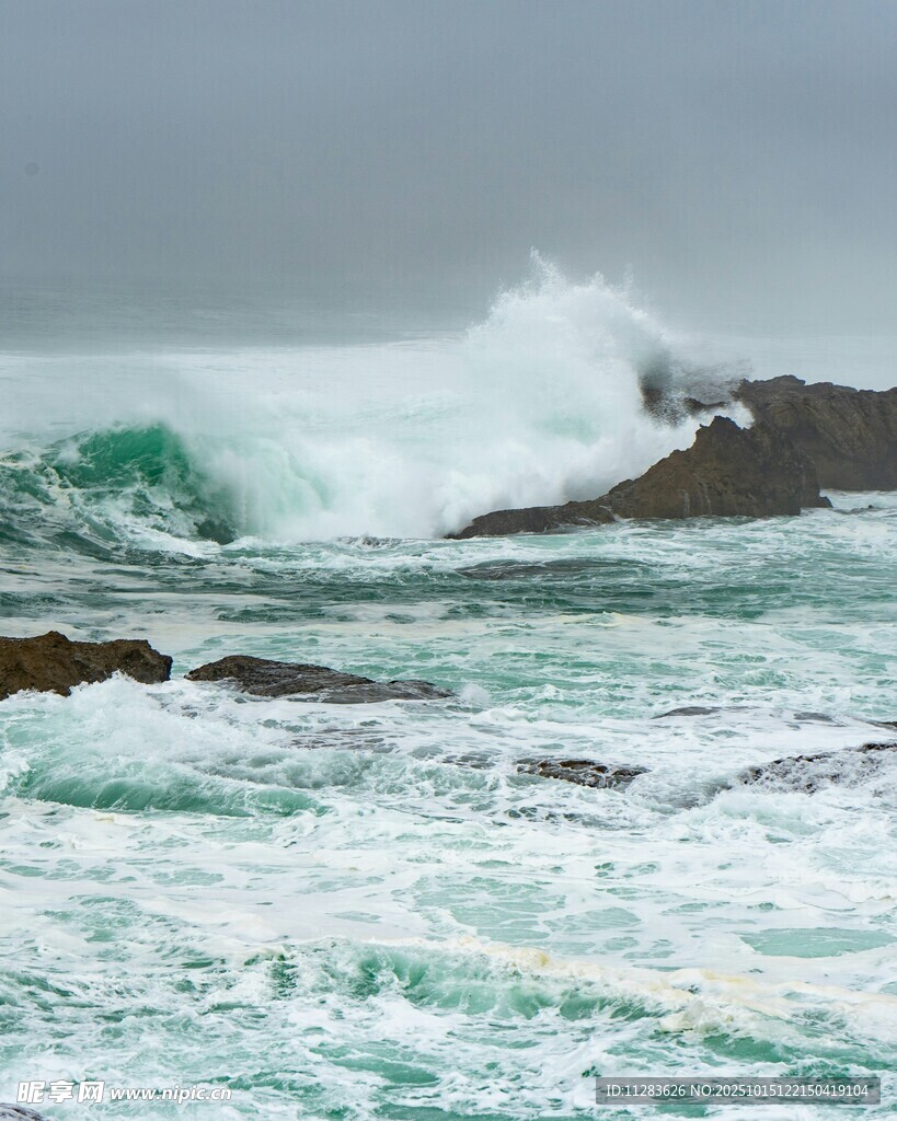 海浪拍击礁石的壮阔景象