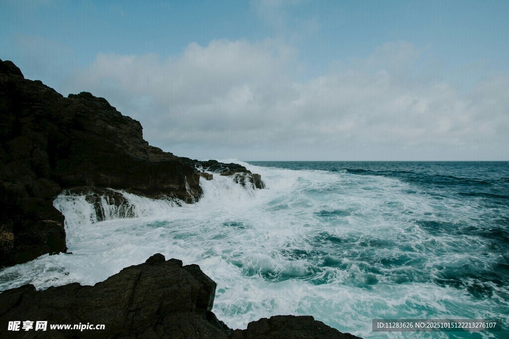 海浪拍击岸边嶙峋礁石