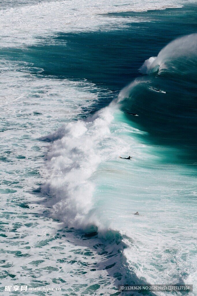 汹涌海浪拍打海面景象