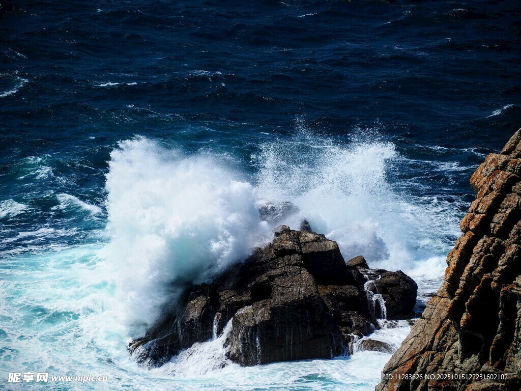 海浪拍击礁石的壮丽景象