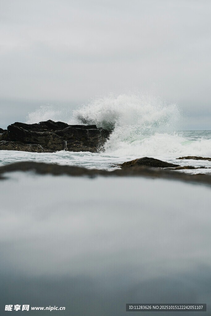 海浪拍击岸边岩石景象