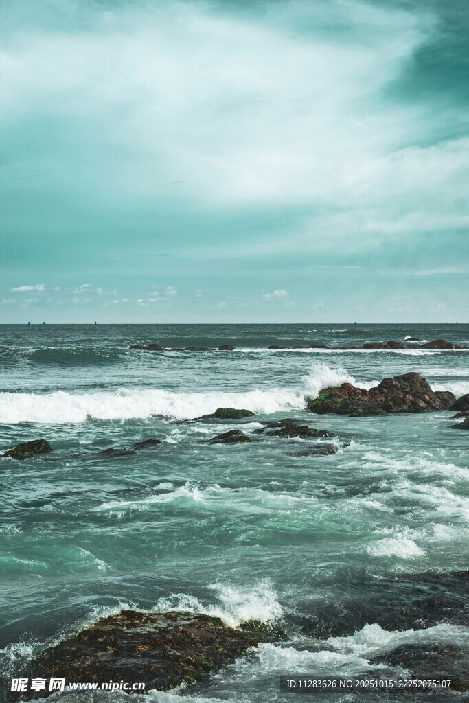 海浪拍击礁石的海岸风光