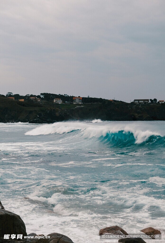 海浪拍岸的美丽海滨景象